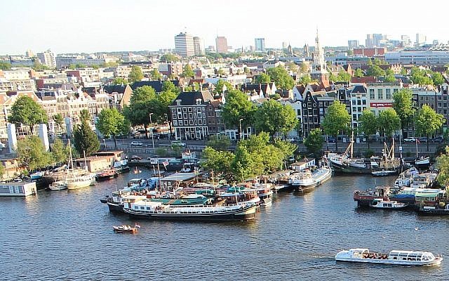 Photo d'iIllustration : Une vue d'Amsterdam. (Crédit : CC BY-SA Swimmerguy269/Wikipedia)