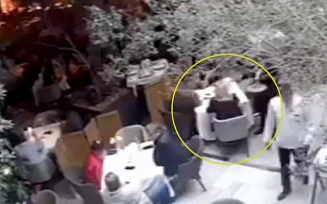 Capture d'écran d'une vidéo montrant une femme avec une perruque blonde parlant avec deux Israéliens qui ont été assassinés un peu plus tard par des assassins présumés à Mexico, le 27 juillet 2019 (Capture d'écran : YouTube)