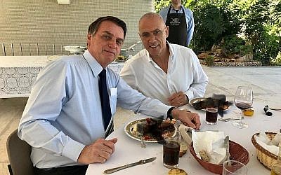 L'ambassadeur israélien au Brésil Yossi Shelley (d) et le président brésilien Jair Bolsonaro, à Brasilia, le 7 juillet 2019. (Crédit : ambassade israélienne au Brésil)
