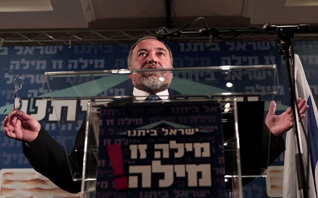 Le ministre israélien des Affaires étrangères et chef du parti nationaliste israélien Yisrael Beitenu, Avigdor Lieberman, sur un podium avec le slogan du parti, "Notre parole est notre parole", le mardi 3 avril 2012. (Kobi Gideon / FLASH90)