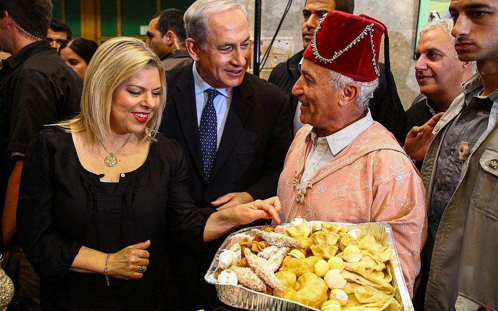 Le Premier ministre Benjamin Netanyahu et son épouse Sara participent à une célébration de la Mimouna juive marocaine à Or Akiva, le 21 avril 2014. (Avishag Shaar Yashuv/POOL/FLASH90)