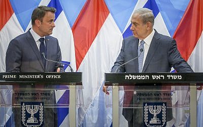 Le Premier ministre Benjamin Netanyahu (à droite) lors d'une conférence de presse avec le Premier ministre luxembourgeois Xavier Bettel au cabinet du Premier ministre, à Jérusalem, le 12 septembre 2016. (Marc Israel Sellem/POOL)