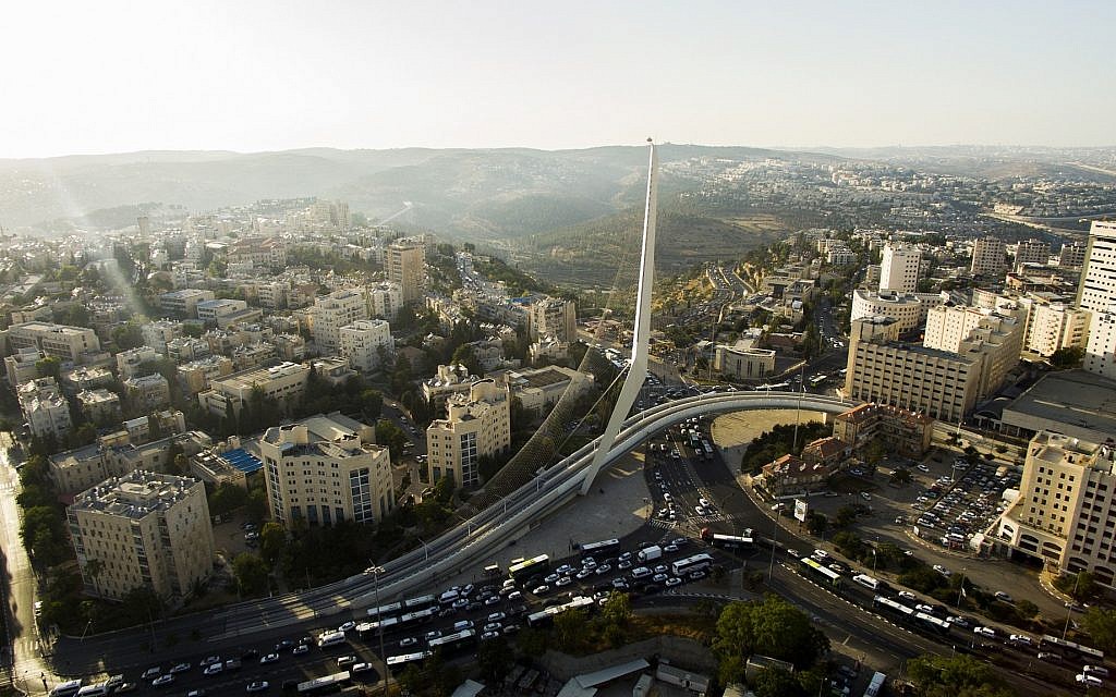 Vue aérienne du pont des Cordes, à l'entrée de la ville de Jérusalem, le 10 juillet 2017 (Crédit : Gidi Avinary/FLASH90)