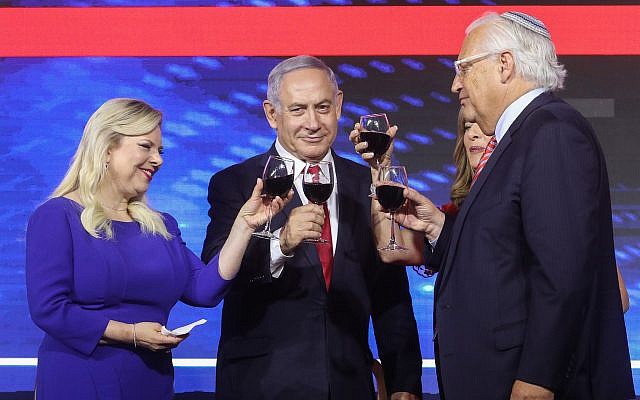Le Premier ministre Benjamin Netanyahu, son épouse Sara, l'ambassadeur américain en Israël David Friedman et sa femme Tammy lors des célébrations du Jour de l'indépendance américaine, à Jérusalem, le 2 juillet 2019. (Crédit : Marc Israel Sellem/Pool)