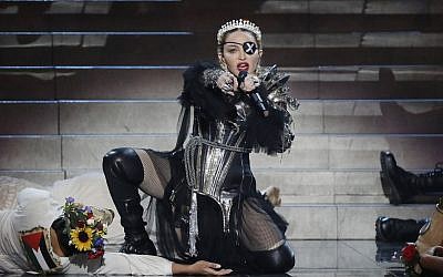 Madonna sur scène au concours de chansons de l'Eurovision au Fairgrounds de Tel Aviv, le 17 mai 2019. A gauche, un danseur arborant le drapeau palestinien. (Crédit :  Michael Campanella/ Getty Images/via JTA)