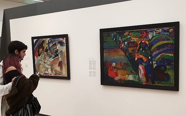 Des touristes devant un tableau de Kandinsky disputé au Stedelijk Museum d'Amsterdam, aux Pays-Bas, le 10 juillet 2019 (Crédit : Cnaan Liphshiz/JTA)