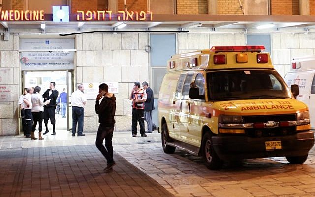 Ambulances devant l'entrée de la salle des urgences de l'hôpital Hadassah Ein Kerem, à Jérusalem. Illustration (Crédit : Noam Revkin Fenton/FLASH90)