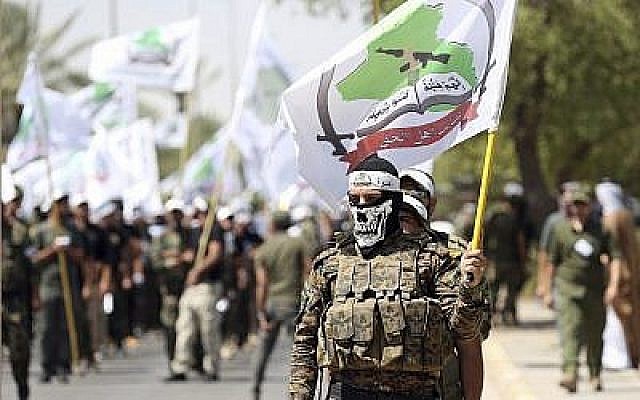 Des membres du groupe paramilitaire soutenu par l'Iran Asaib Ahl al-Haq participent à la marche de la Journée mondiale d’Al-Quds à Baghdad, en Irak, le 1er juillet 2016. Illustration (Crédit: Hadi Mizban/AP)
