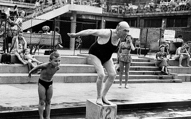 L'architecte et champion olympique hongrois Alfred Hajos, âgé de 72 ans, plonge à la piscine Margaret Island, à Budapest, qu'il a conçue et pour laquelle il a obtenu un diplôme d'or. (AP Photo)