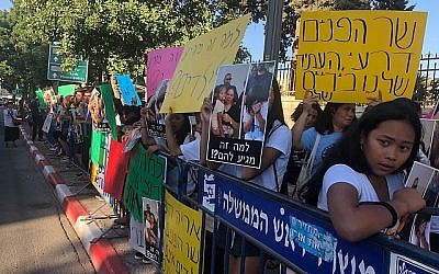Des travailleurs philippins et leurs enfants manifestent contre l'arrestation et les expulsion d'enfants de travailleurs étrangers en Israël devant la résidence du Premier ministre à Jérusalem le 24 juillet 2019. (Sue Surkes)
