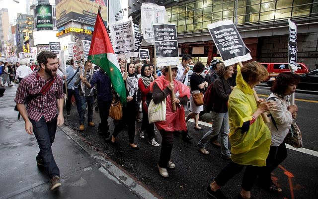 Des groupes palestiniens et juifs de gauche organisant une manifestation appelant à mettre un terme à l'aide américaine vers Israël et à soutenir le mouvement BDS contre Israël, allant de Times Square vers le bâtiment des Nations unies à New York, le 15 septembre 2011. (Crédit :David Karp/ AP Photo)