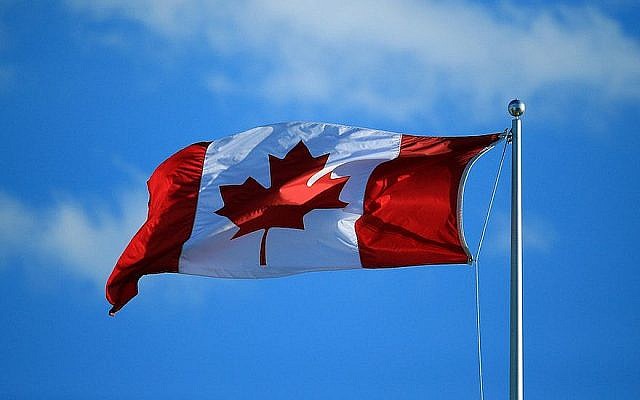 Un drapeau canadien flotte au vent à Toronto, Ontario, Canada, le 25 juillet 2016. (Vaughn Ridley/Getty Images/JTA)