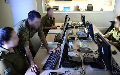 Soldats et officiers de l'unité 9900 de la Direction du renseignement militaire de l'armée israélienne, qui a intégré des soldats autistes dans son unité d'interprétation de photographies aériennes. (Crédit photo : Unité du porte-parole de l'armée israélienne)