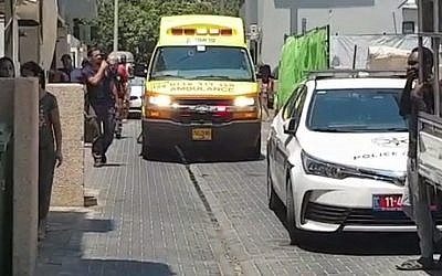La scène d'une attaque au couteau à proximité du refuge LGBT Beit Dror à Tel Aviv, le 26 juillet 2019 (Capture d'écran : Treizième chaîne)