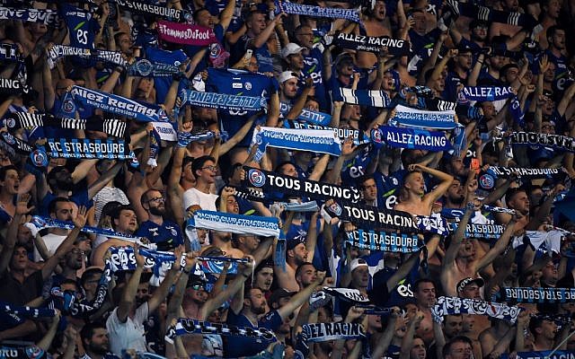 Les supporters strasbourgeois encouragent leur équipe lors du match de football du tour préliminaire de l'UEFA Europa League, le 25 juillet 2019. (PATRICK HERTZOG / AFP)