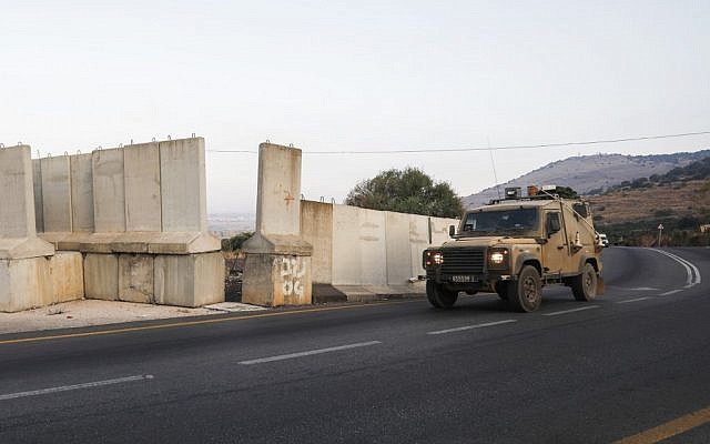 Un véhicule militaire israélien patrouille près de la frontière israélo-libanaise aux abords du village de Ghajar, le 26 août 2019. (Crédit : JALAA MAREY / AFP)