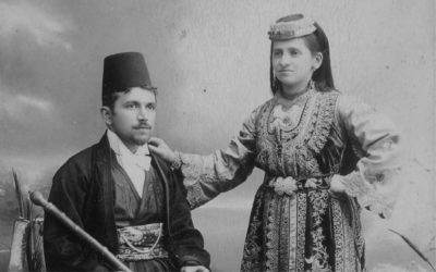 Un couple de Juifs séfarades de Sarajevo en habits traditionnels, en 1900. (Domaine public)