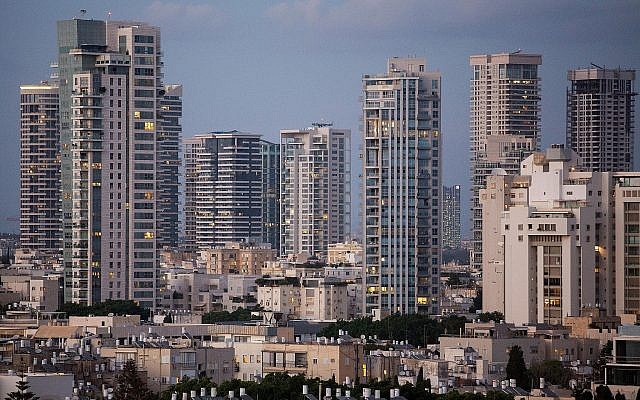 Des immeubles d'appartements de luxe dans le quartier de Park Tzameret à Tel Aviv, le 24 août 2015. (Crédit : Miriam Alster/Flash90)