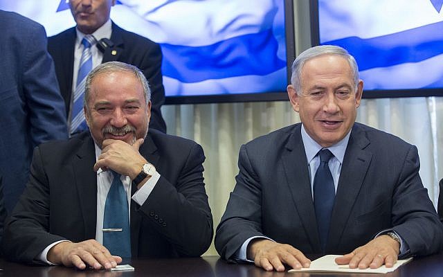 Le Premier ministre Benjamin Netanyahu (à droite) et le dirigeant du parti politique Yisrael Beytenu Avigdor Liberman à la Knesset, le 25 mai 2016. (Yonatan Sindel/FLASH90)