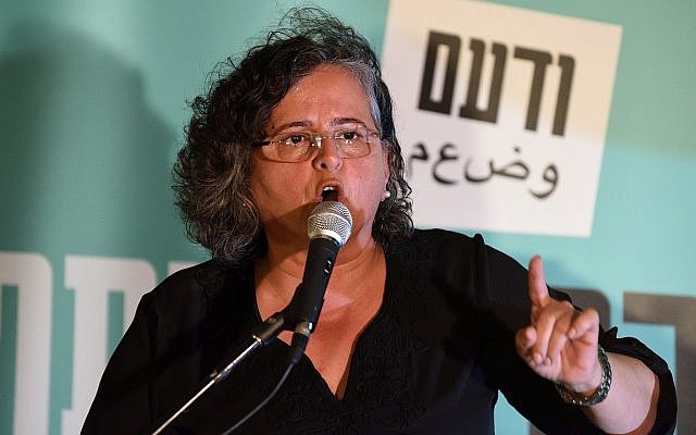 La députée Aida Touma-Sliman de la Liste arabe unie lors du lancement de la campagne en hébreu de l'alliance à Tel Aviv, le 20 août 2019. (Crédit : Gili Yaari/Flash90)