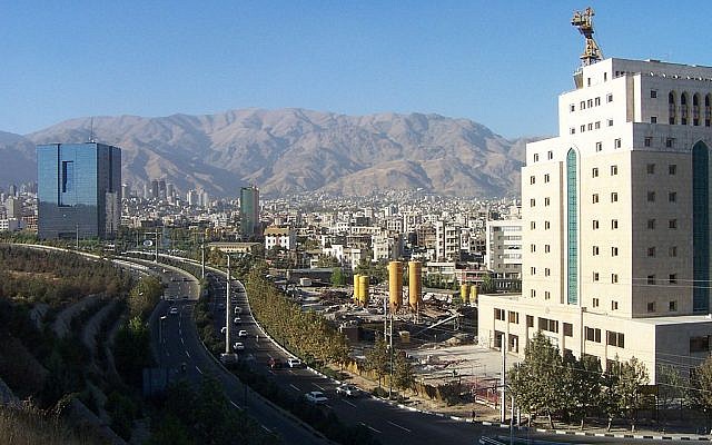 Le bâtiment de la banque centrale iranienne, à gauche de l'image, à Téhéran. (Crédit photo : Ensie et Matthias / Wikimedia / CC BY-SA 2.0)