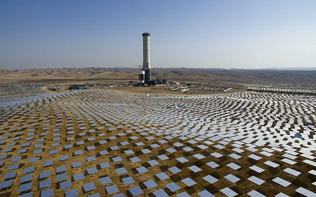 50 000 miroirs des "héliostats", autour de la tour solaire dans le désert du Negev, près d'Ashelim, dans le sud d'Israël, le 22 décembre 2016 (Crédit : AP/Oded Balilty)