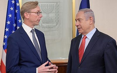 Le Premier ministre Benjamin Netanyahu rencontre Brian Hook, envoyé spécial américain pour l'Iran, à Jérusalem, le 15 novembre 2018. (Crédit : Amos Ben Gershom/GPO)