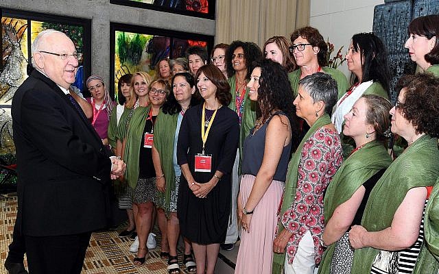 Le président Rivlin rencontre une délégation de mères de soldats seuls d'Amérique du Nord, le 1er août 2019. (Haim Zach, GPO)