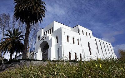 La synagogue Kadoorie à Porto, la plus importante synagogue de la péninsule ibérique (Crédit :  Wikipedia/Bricking/CC BY-SA)