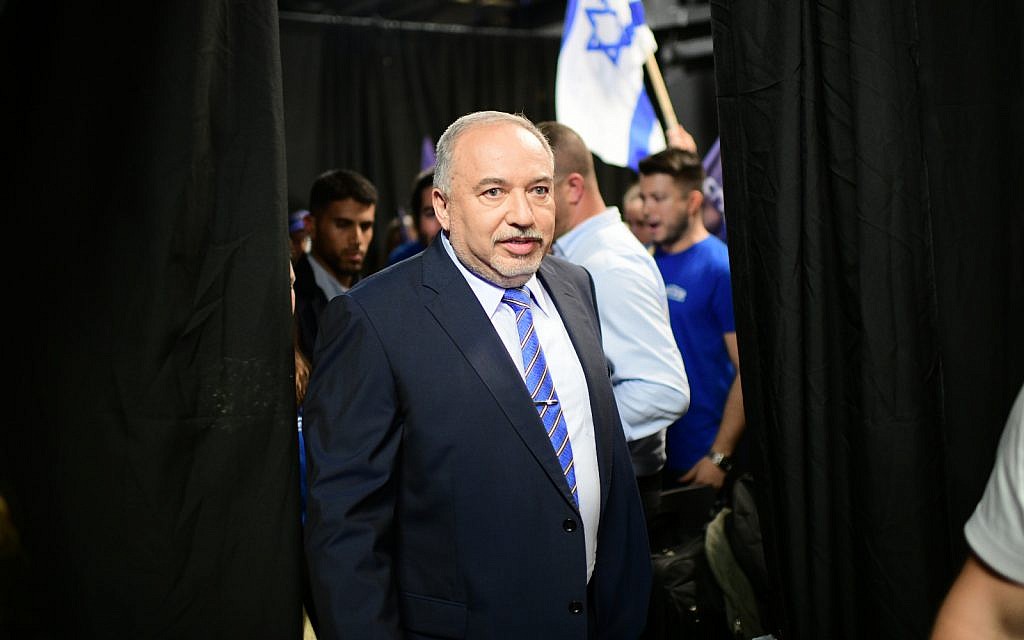 Le leader de Yisrael Beytenu Avigdor Liberman à Tel Aviv, le 30 juillet 2019 (Crédit :  Tomer Neuberg/ Flahs90)