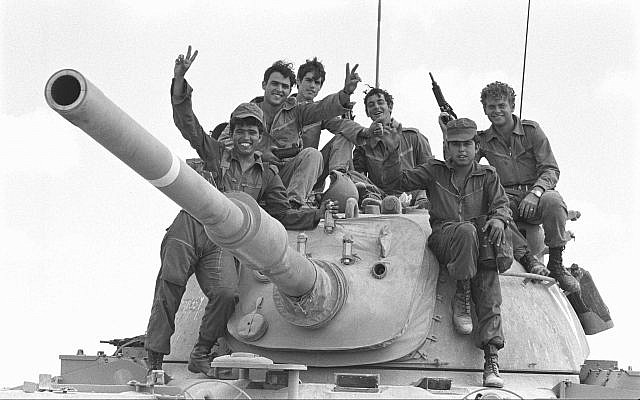 Des soldats posent au sommet d'un tank lors du début de la guerre de Yom Kippour, le 6 octobre 1973. (Avi Simhoni / Bamahane / Archives du ministère de la Défense)