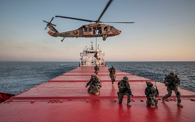 Des forces spéciales israéliennes et américaines simulent la prise d'assaut d'un navire marchant transportant de la contrebande en Mer Méditerranée dans le cadre d'un large exercice naval Nobel Rose en août 2019. (Crédit: Tsahal)