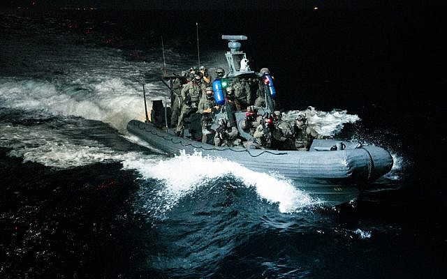 Des forces spéciales israéliennes et américaines simulent la prise d'assaut d'un navire marchant transportant de la contrebande en Mer Méditerranée dans le cadre d'un large exercice naval Nobel Rose en août 2019. (Crédit: Tsahal)