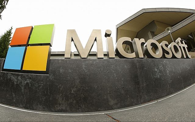 Cette photo du 3 juillet 2014 montre le logo de Microsoft devant le centre de visiteur de Microsoft à Redmond, Washington. (AP Photo Ted S. Warren, File)