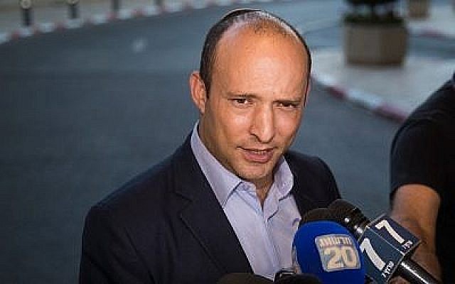 Naftali Bennett, du parti HaYamin HaHadash, arrive à une réunion avec le chef de l'Union des partis de droite, Rafi Peretz, après avoir annoncé leur alliance électoral à l'hôtel Ramada de Jérusalem, le 28 juillet 2019. (Yonatan Sindel/Flash90)