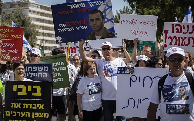 Zehava Shaul, la mère D'Oron Shaul, avec des soutiens et des membres de famille devant la résidence du Premier ministre Benjamin Netanyahu, le 9 août 2019. (Hadas Parush/Flash90)