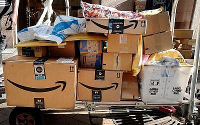 Des boîtes d'Amazon Prime sont chargées dans un charriot pour être livrées, le 10 octobre 2018 à New York. (Crédit : Photo/Mark Lennihan/AP)