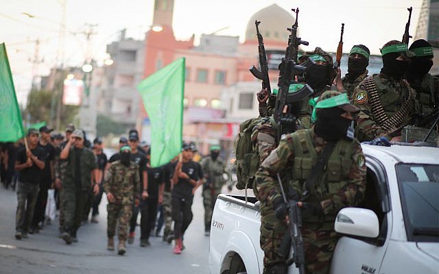 Des membres des brigades Izz-a-Din al-Qassam, l'aile militaire du groupe terroriste du Hamas, participent à un défilé à Gaza ville, le 25 juillet 2019. (Hassan Jedi/Flash90)