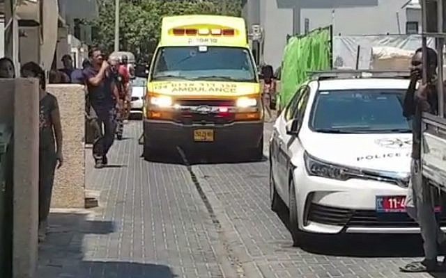 La scène de l'attaque au couteau à proximité de l'auberge de jeunesse LGBT Beit Dror à Tel Aviv le 26 juillet 2019.
(Capture. d'écran : Treizième chaîne)