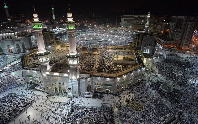 Les pèlerins musulmans se rassemblent à la Grande Mosquée de La Mecque, la ville sainte de l'Arabie saoudite, le 7 août 2019, avant le début du pèlerinage annuel du Hadj dans cette ville sainte. (Photo par FETHI BELAID / AFP)