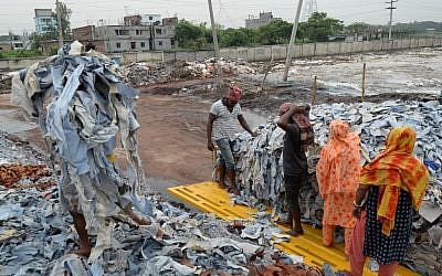 Au Bangladesh, des travailleurs trient des déchets, le 2 septembre 2019. (Crédit : Munir UZ ZAMAN / AFP)