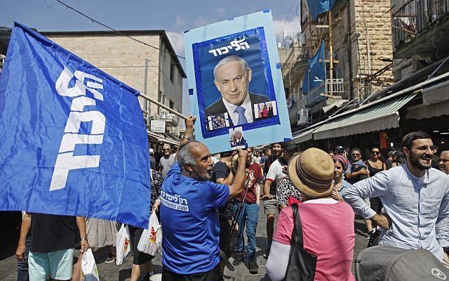 Les partisans du Premier ministre Benjamin Netanyahu au marché de Mahane Yehuda à Jérusalem, le 13 septembre 2019 (Crédit : Menahem Kahana/AFP)