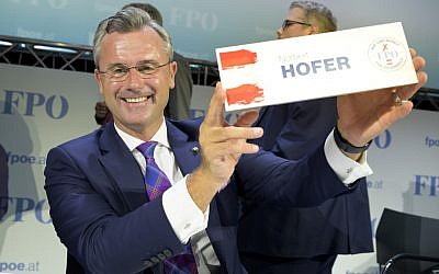 Norbert Hofer, le Président nouvellement élu du parti fédéral FPO (Parti liberté autrichien) tient une petite pancarte avec son nom lors du 33ème Congrès fédéral ordinaire à Graz, en Autriche le 14 septembre 2019. (Photo de JOE KLAMAR / AFP)