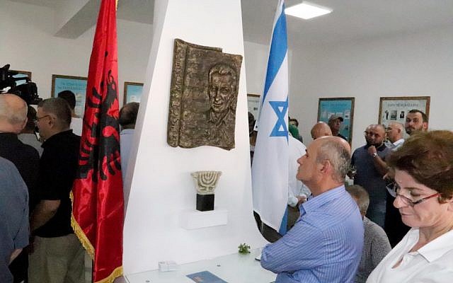 Des visiteurs participent à la cérémonie d'ouverture du musée d'histoire juive Salomon dans la ville albanaise de Berat, le 29 septembre 2019. (Photo par STRINGER / AFP)
