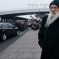 Le rabbin Yossef Mendelevitch à l'aéroport Pulkovo de St. Petersburg, le 30 novembre 2014 (Crédit : Cnaan Liphshiz/via JTA)