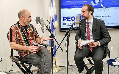 Le réalisateur Joseph Cedar, à gauche, discute de sa nouvelle série diffusé sur HBO, "Our Boys", avec Seffi Kogen pour le podcast "People of the Pod" de l'AJC/Times of Israel. (AJC/ Michael Priest Photography)