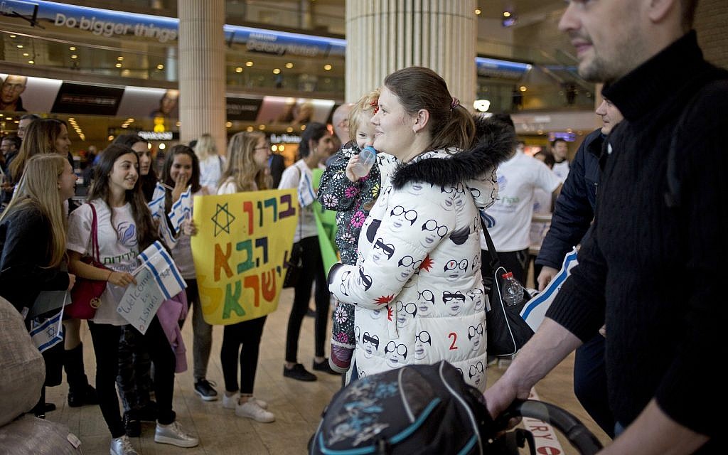 Photo d'illustration : Des immigrants juifs de Russie et d'Ukraine arrivent à l'aéroport international Ben Gourion, près de Tel Aviv, le 30 janvier 2018 (Crédit : AP/Ariel Schalit)