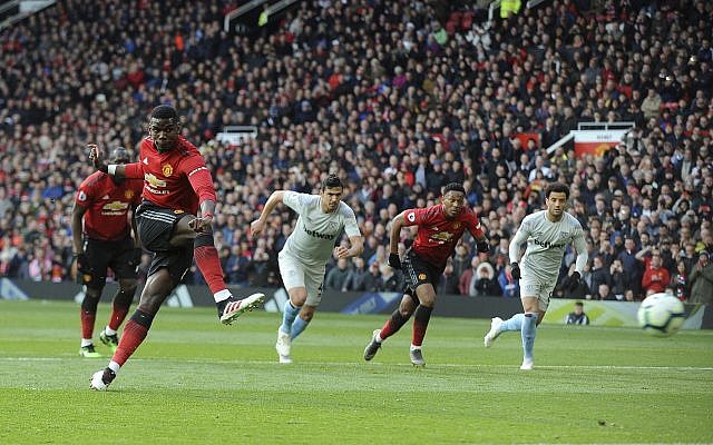 Paul Pogba de Manchester United marque un premier but lors d'une rencontre avec West Ham United à Old Trafford à Manchester, en Angleterre, le 13 avril 2019 (Crédit :  AP/Rui Vieira)