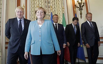 À gauche, le Premier ministre britannique Boris Johnson, la chancelière allemande Angela Merkel, le président français Emmanuel Macron, le Premier ministre italien Giuseppe Conte et le président du Conseil européen Donald Tusk posent lors d'une réunion de coordination du G7 à l'hôtel du Palais à Biarritz, dans le sud-ouest de la France, le samedi 24 août 2019. (Crédit : AP / Markus Schreiber, Pool)