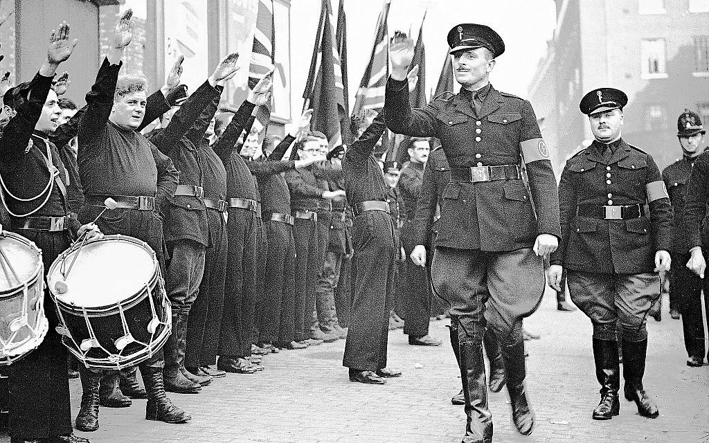 Sir Oswald Mosley, leader de l'Union britannique des fascistes, inspecte les rangs des chemises noires dans l'est de Londres, le 4 octobre 1936 (Crédit : AP Photo/Len Puttnam/Staff)